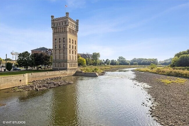 Foto del edificio - 8010 Riverwalk Dr