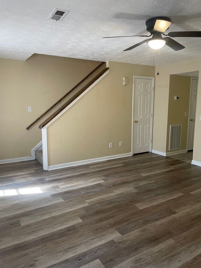Building Photo - 3 Bedroom, 2.5 Bath Townhome in Lenlock