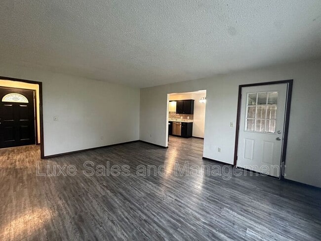 Building Photo - 533 N Davis Ave