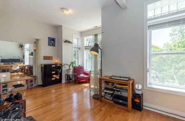 Foto del edificio - 2 Bed 1 Bath - Apartment with central AC/Heat - $1,350