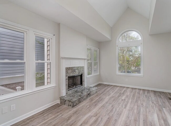Foto del edificio - Gorgeous Renovated Home with Modern Finishes & Gated Community Amenities