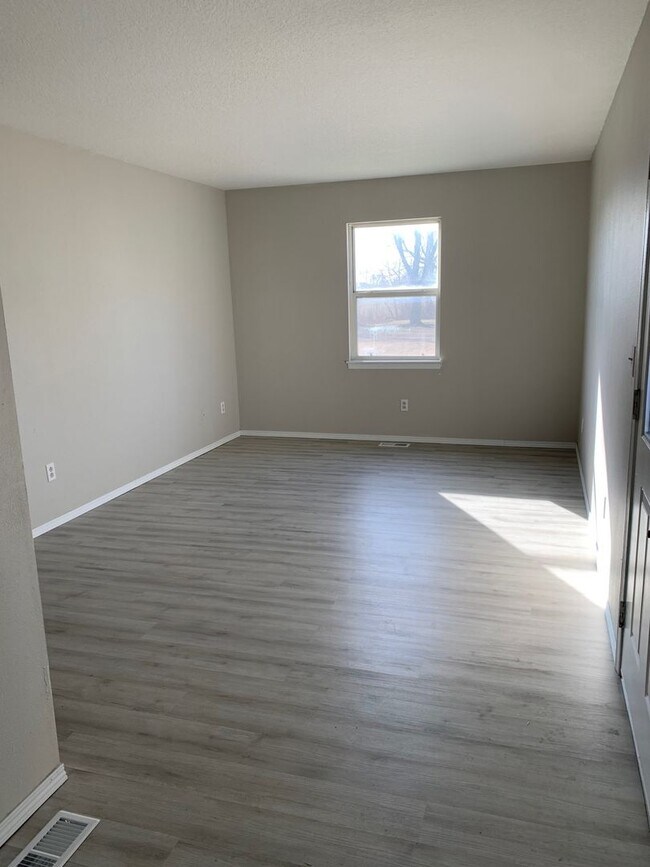 Building Photo - 3802 College View Dr