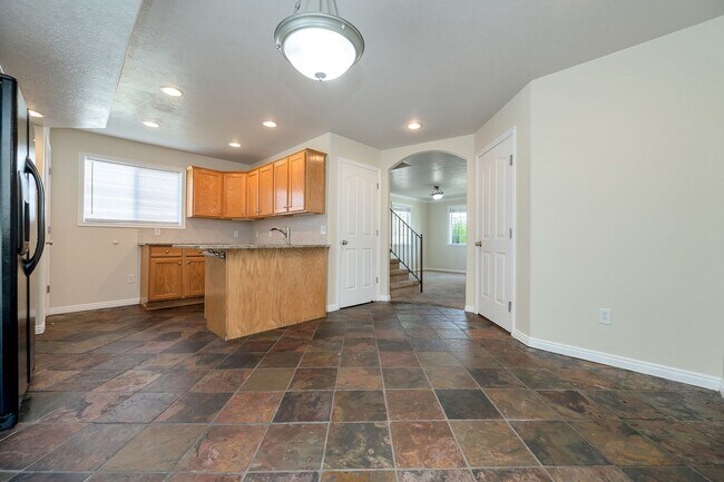 Foto del edificio - Picturesque South SLC Townhome w attached ...
