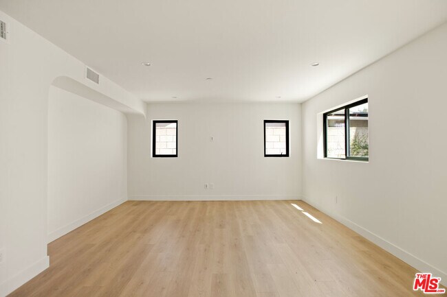 Foto del edificio - 2669 Benedict St
