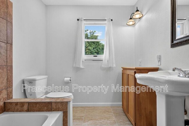 Foto del edificio - 626 Brightwood Ave