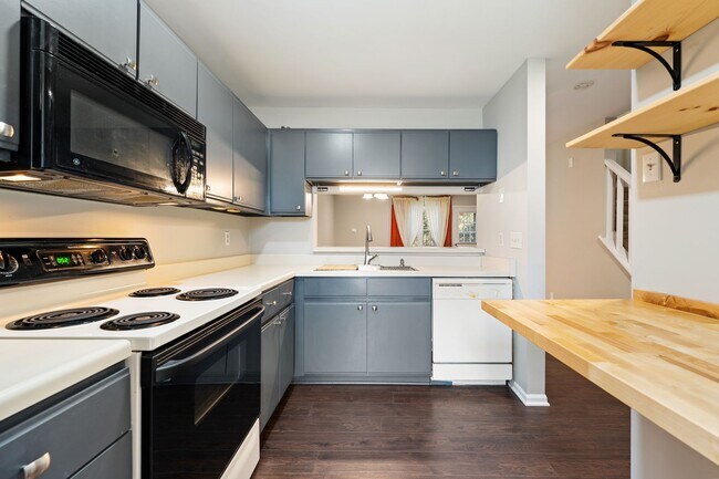 Foto del edificio - Spacious 3-Level Townhome Minutes from Dow...