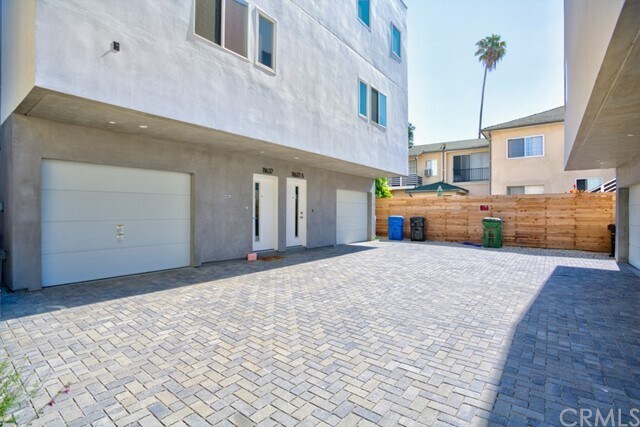 Building Photo - 11637 Burbank Blvd