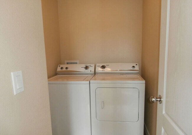 Foto del edificio - $500 off January rent !!! Two Story Town Home in Gold Hill Mesa