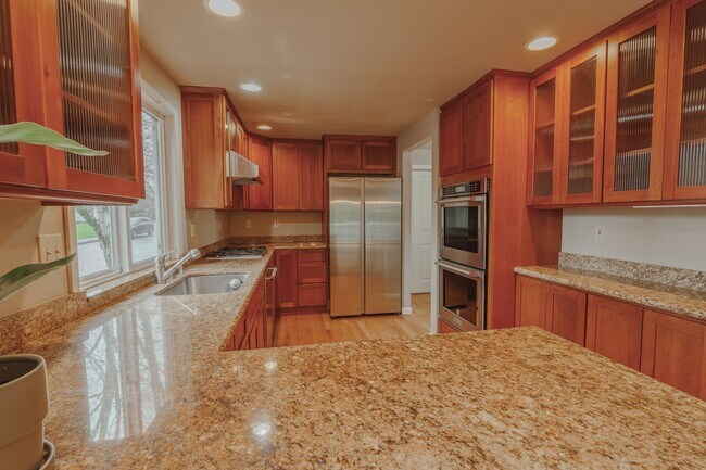 Building Photo - 2 Bedroom 1.75 Bathroom Townhome in Federal Way WA