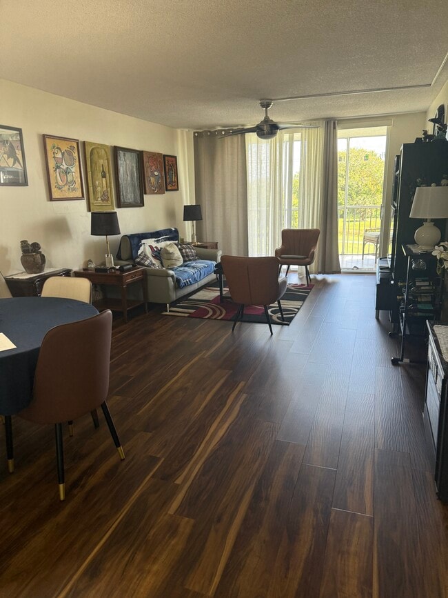 Building Photo - 2901 S Palm Aire Dr