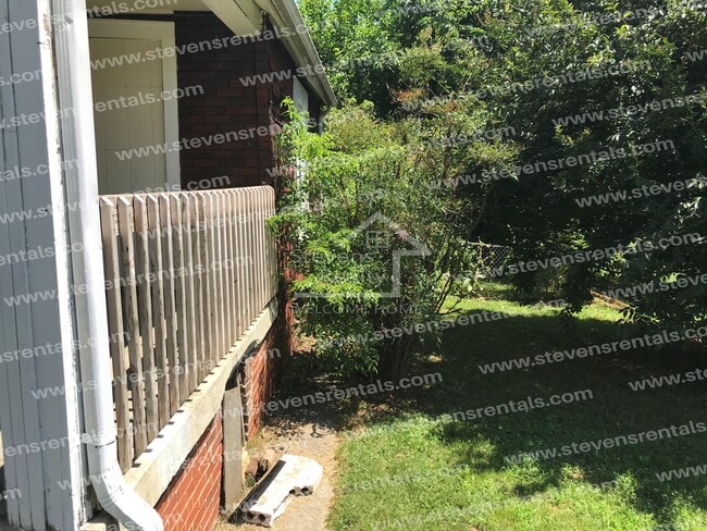 Foto del edificio - 2438 Brown Ave