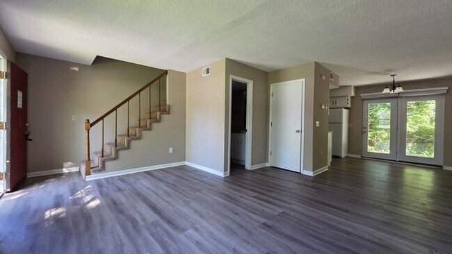 Foto del edificio - Renovated townhome in Linden Square.