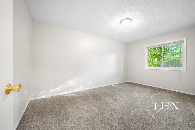 Foto del edificio - 3160 Walnut Grove Ln N