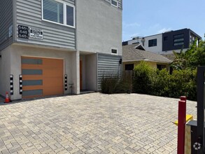 Building Photo - 646 Serrano Ave