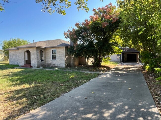 Foto del edificio - HOUSE AND BACK APARTMENT ON LARGE LOT!!