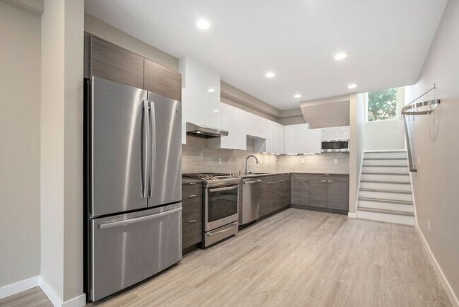 Building Photo - Stunning Brand New Green Lake Townhome!