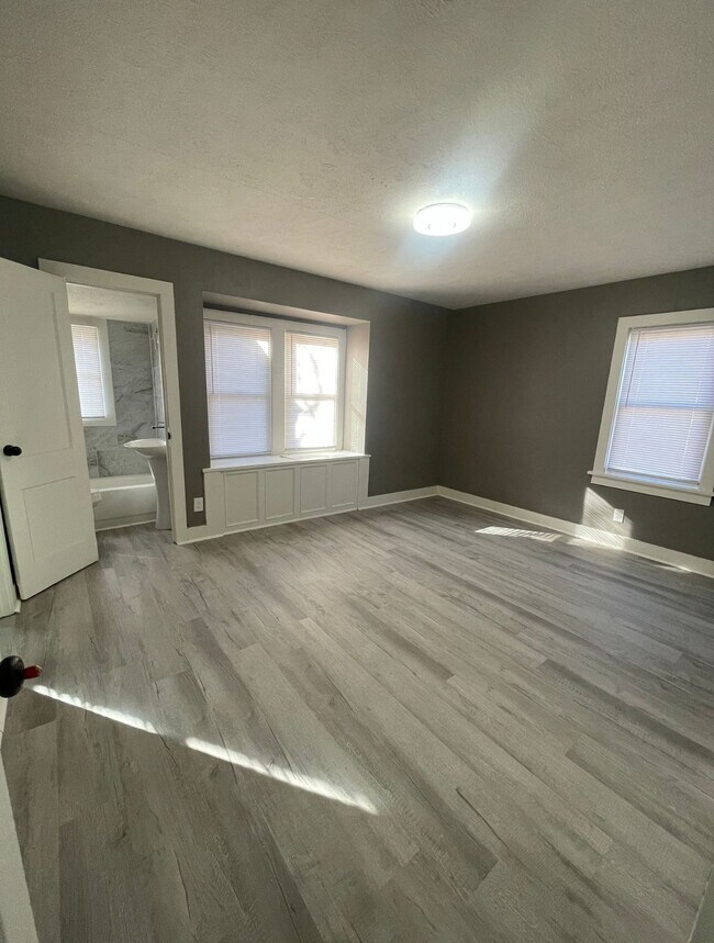 Foto del edificio - 308 E Madison St