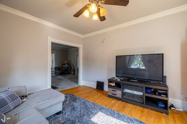 Building Photo - For Rent: 5 bed / 2 bath home in Oshkosh