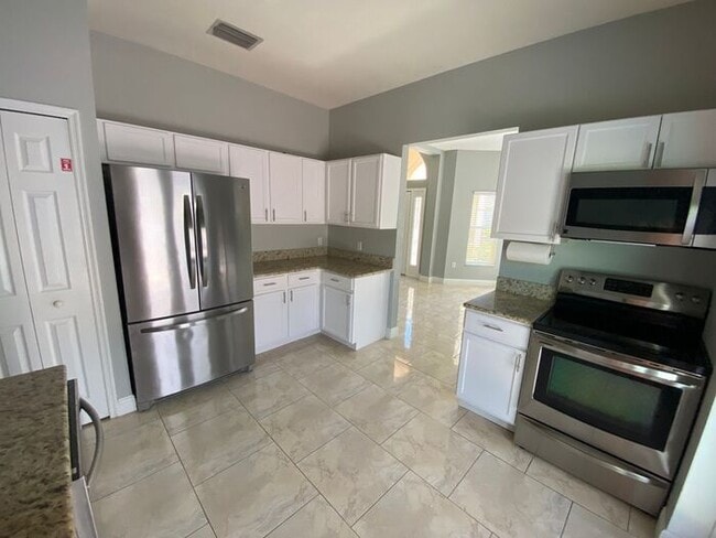 Building Photo - 4/3 Kissimmee Home with Guest-Suite