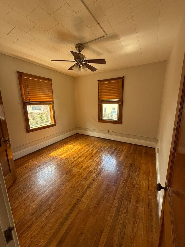 Foto del edificio - 1566 W 116th St