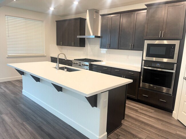 Building Photo - 5 Bedrooms Home in Russell Ranch