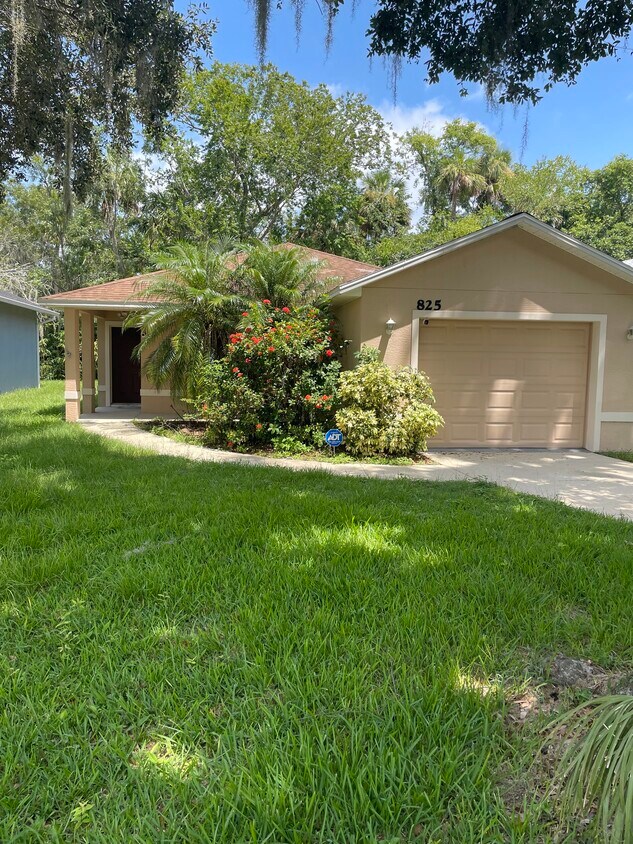 Primary Photo - 825 Valencia Ave