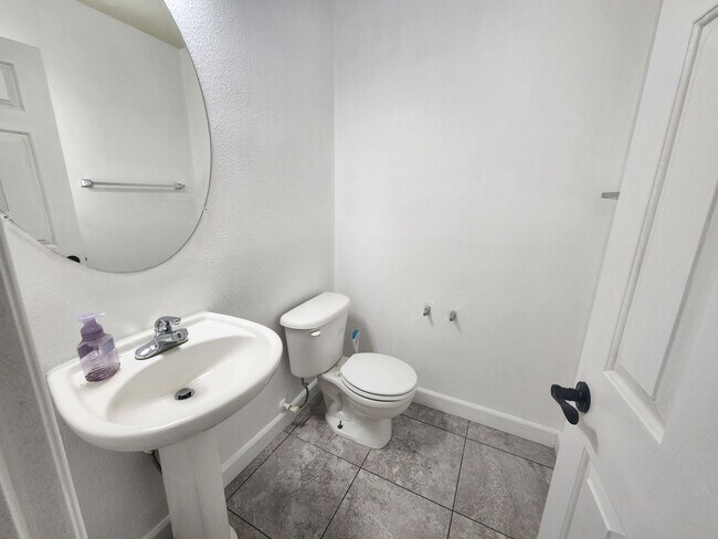 Foto del edificio - Sleek 2 story home with tile in most living areas and upgraded kitchen.