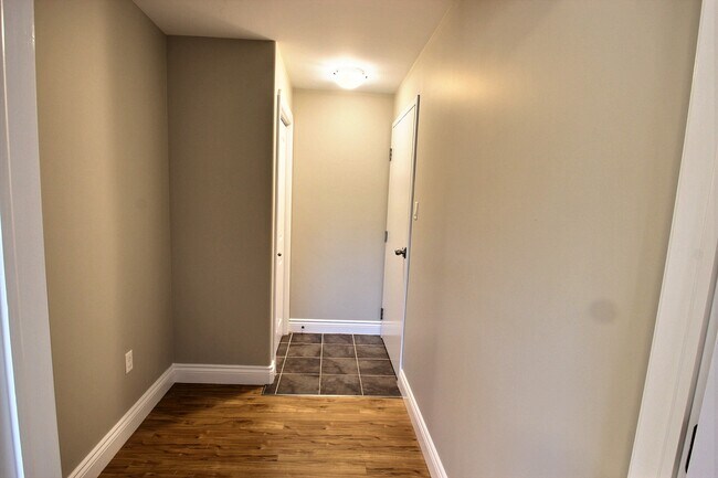 Building Photo - 131-131 Inverness Pl