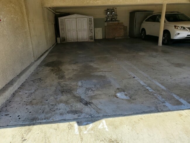 two tandem parking - 8641 Glenoaks Blvd