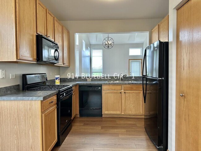 Foto del edificio - 914 Bluebell Cir