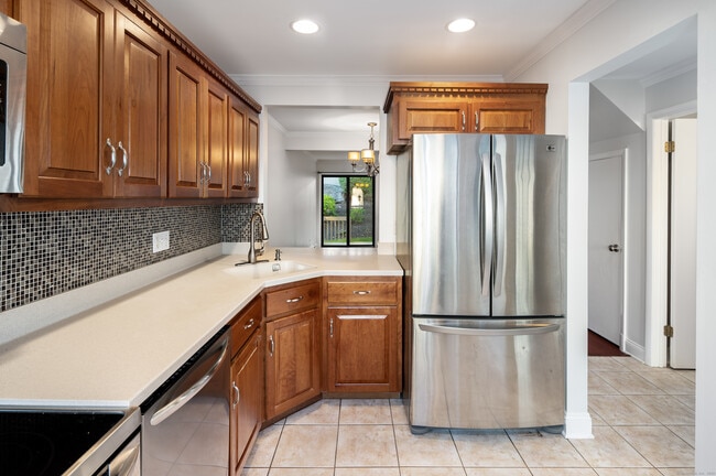 Building Photo - 19 Woodway Rd