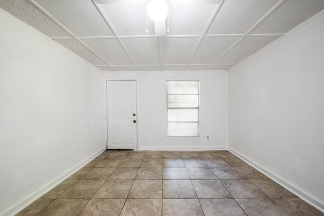 Building Photo - 1094 N Lakewood Ave