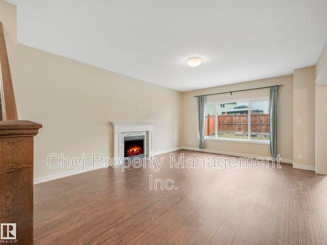 Photo du bâtiment - 1427-1161 161 St SW