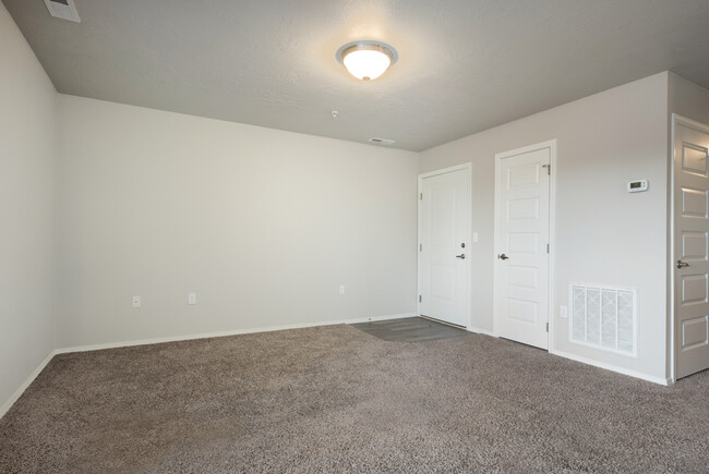 Building Photo - 880 N Maple Grove Rd