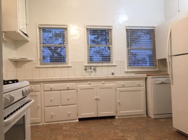 KITCHEN - 329 N Orange Grove Ave
