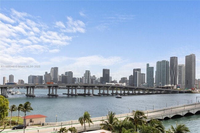 Foto del edificio - 801 N Venetian Dr