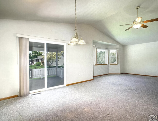 Vaulted ceilings - 462 Radiant Dr
