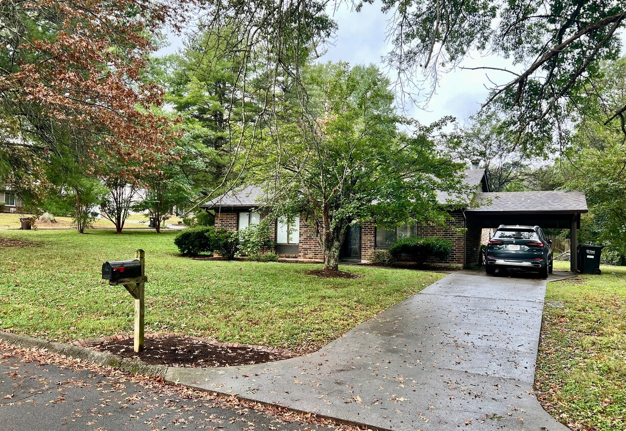 Foto principal - 1413 Willow Crossing Dr