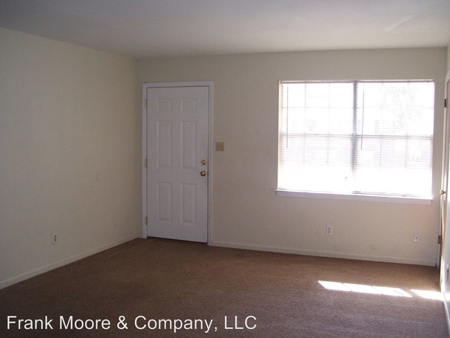 Building Photo - 6 Oak Forest Ln