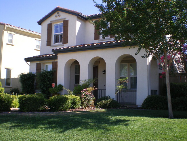 Building Photo - Fantastic Single Family Home on Parkway Dr...