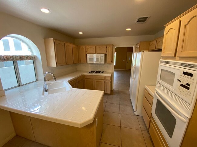 Foto del edificio - 2 bed/ 2 bath home located in Peccole Ranch