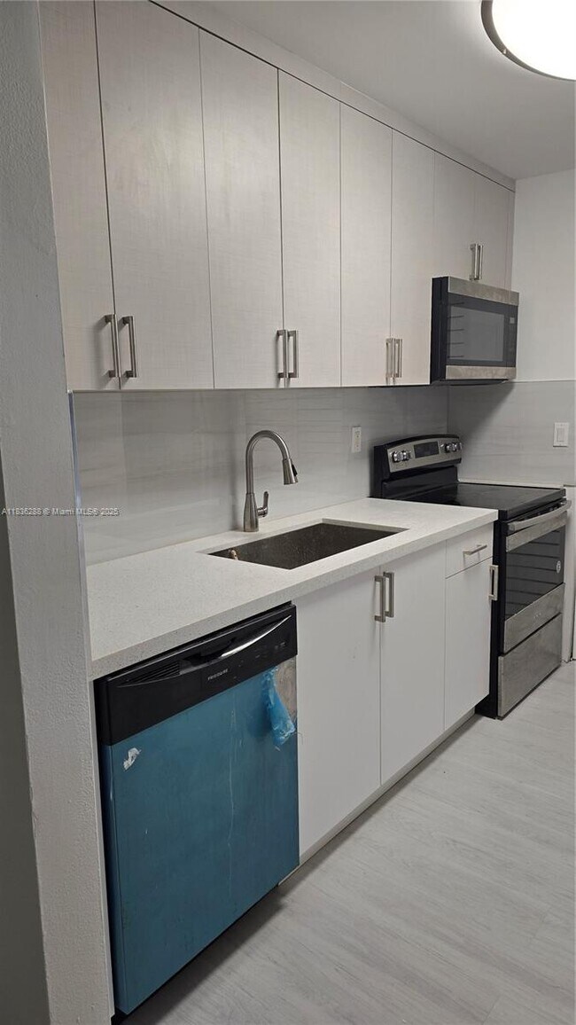 Foto del edificio - 200 Lakeview Dr