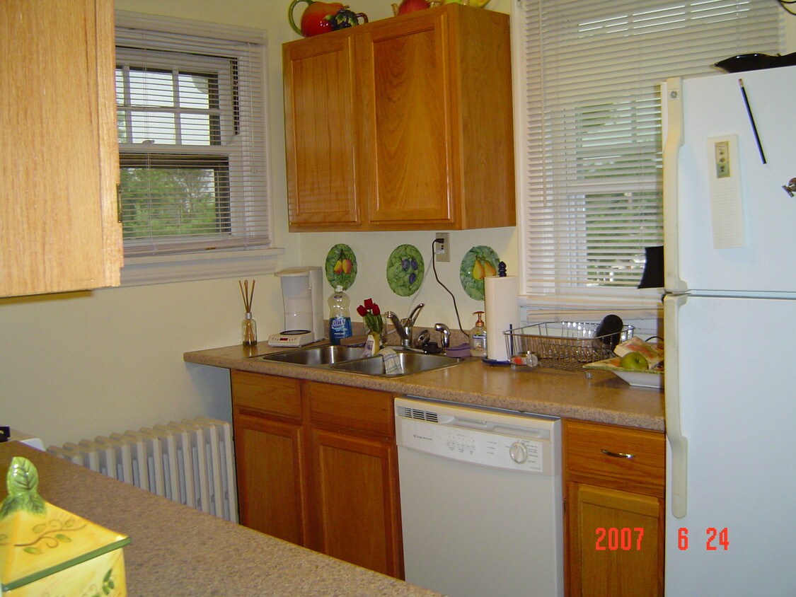 Primary Photo - 3521 Madison Park Ave