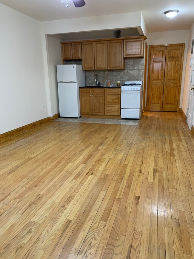 Building Photo - 143 W 74th St