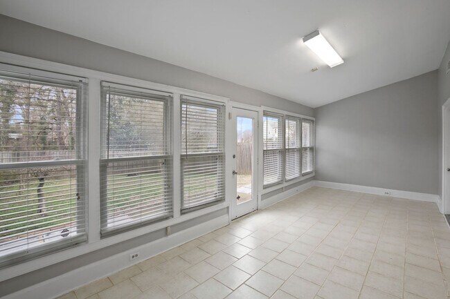 Foto del edificio - 245 Towergate Pl