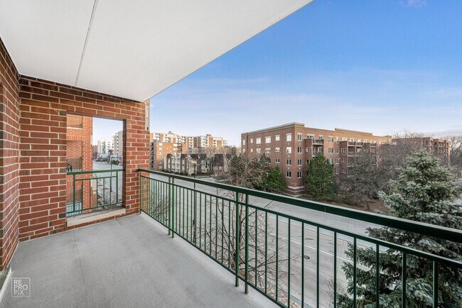 Foto del edificio - 650 N River Rd