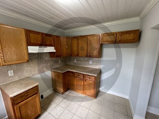 Building Photo - 3 Beds & 2 Baths House | Pet-Friendly | No...