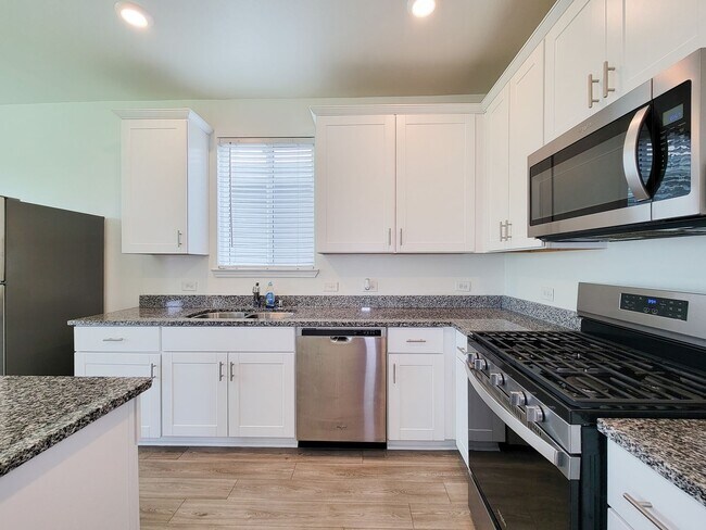 Foto del edificio - Beautiful 4 bedroom 2.5 bath home with gra...
