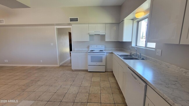 Building Photo - 464 Nelson Dr