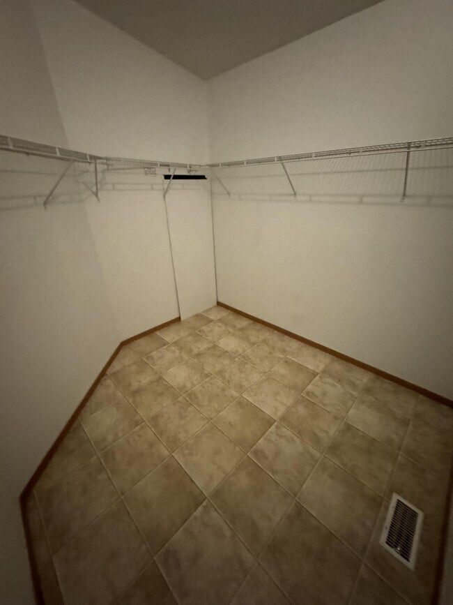 Foto del edificio - 537 34th Ave NW